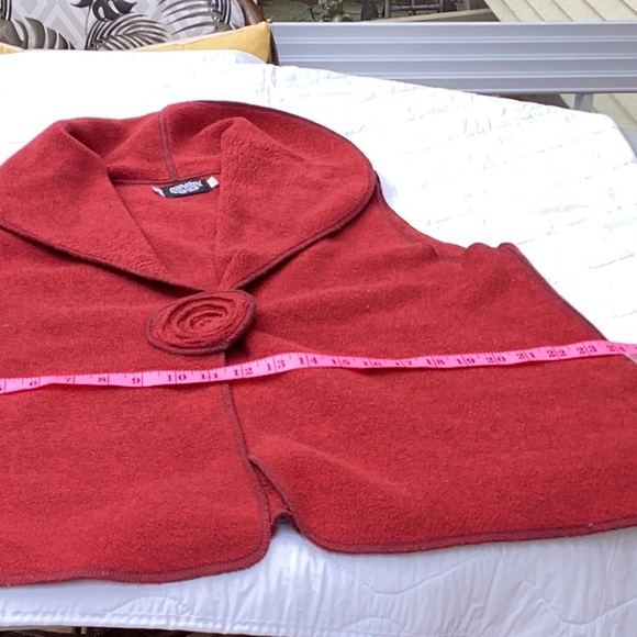 Granny core for Fall. Lovely rust vest with a rosette front clasp. Cowl neck. - Picture 12 of 12